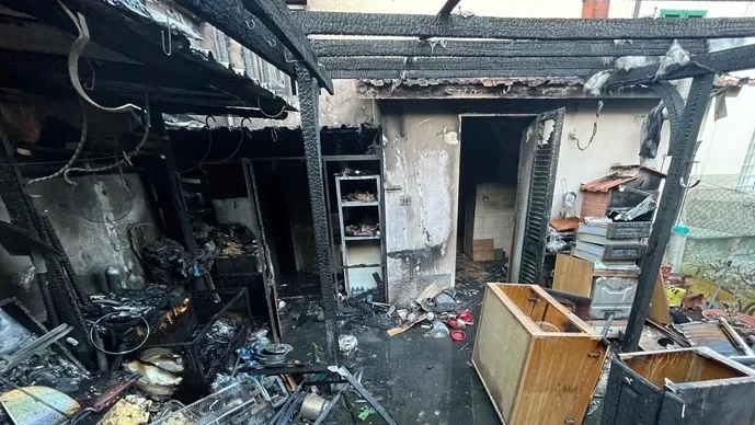 La casa devastata dall'incendio