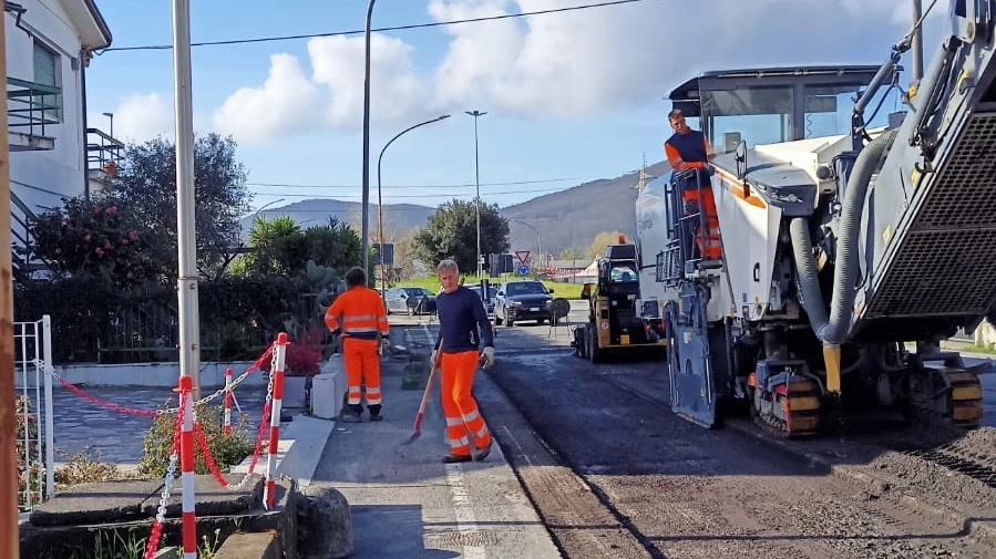 L’intervento di asfaltatura avviato ieri mattina dalla ditta incaricata dall’amministrazione comunale: ma sono davvero tante le segnalazioni di strade che hanno bisogno di essere rimesse in sicurezza