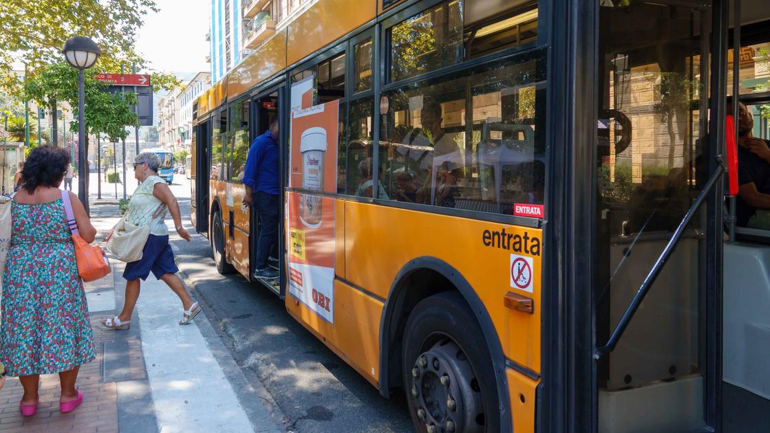 Tutti in attesa alla fermata, ma l’autobus non passa: ragazzi lasciati a piedi