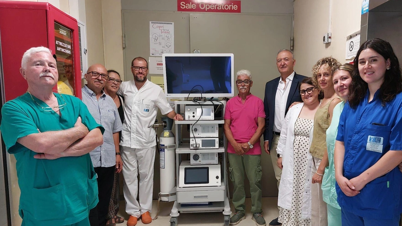 Il momento della consegna del macchinario da parte d. egli «Amici di Ambra» di Carmignano all’. ospedale Santi Cosma e Damiano di Pescia