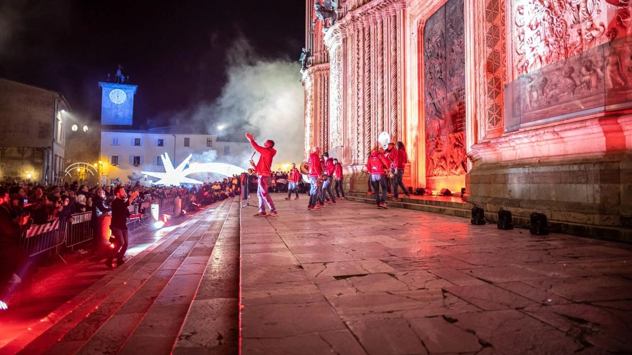 Piazza Duomo durante i festeggiamenti della notte di San Silvestro, quando un gruppo di ben venti ragazzi tra i 15 e i 20 anni si sarebbe scagliato su un coetaneo Forze dell’ordine al lavoro