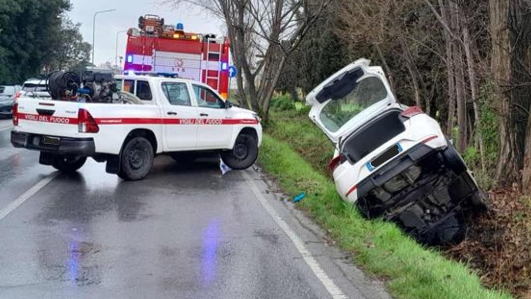 Finisce con l’auto nel fosso, incidente sulla via Aurelia