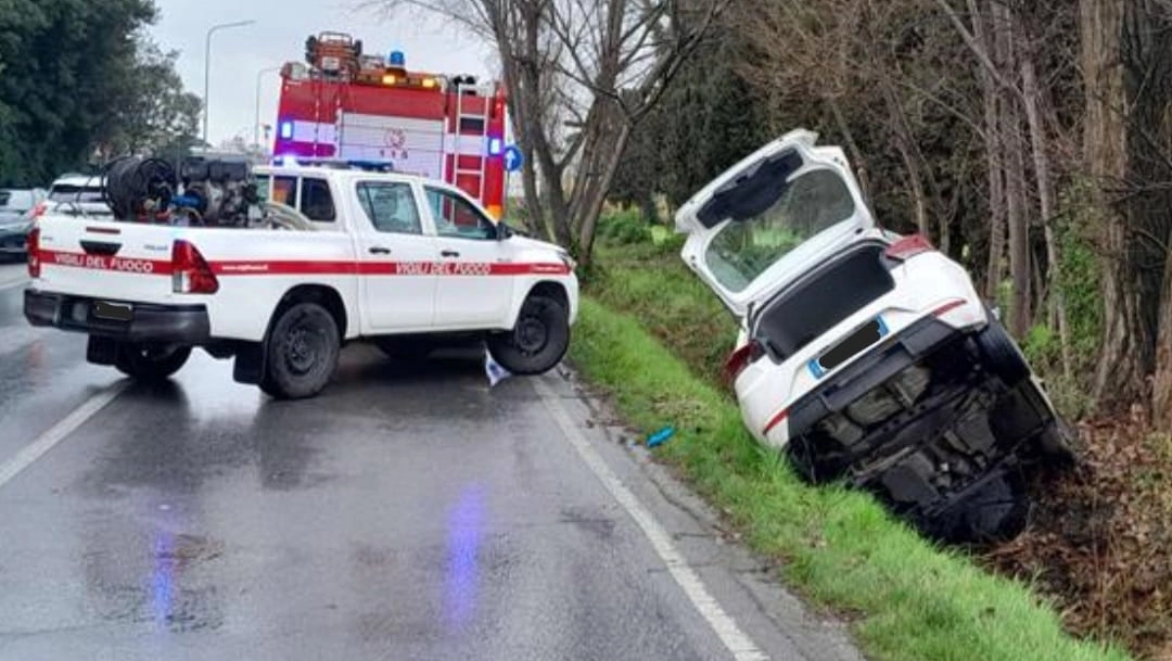 L'auto finita nel fosso e l'intervento dei vigili del fuoco e della polizia municipale