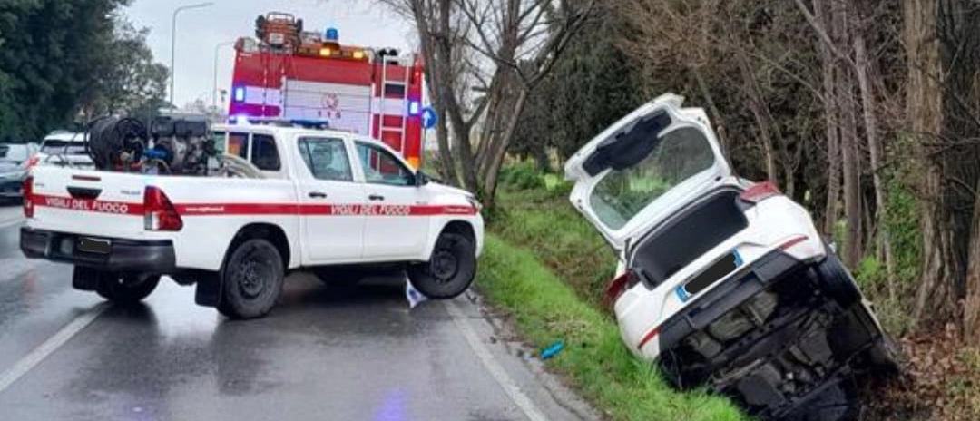 Finisce con l’auto nel fosso, incidente sulla via Aurelia