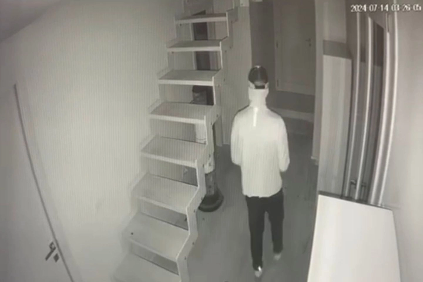 Le immagini delle videocamere di sorveglianza riprendono i ladri mentre si aggirano per la casa passeggiando e frugando nei cassetti