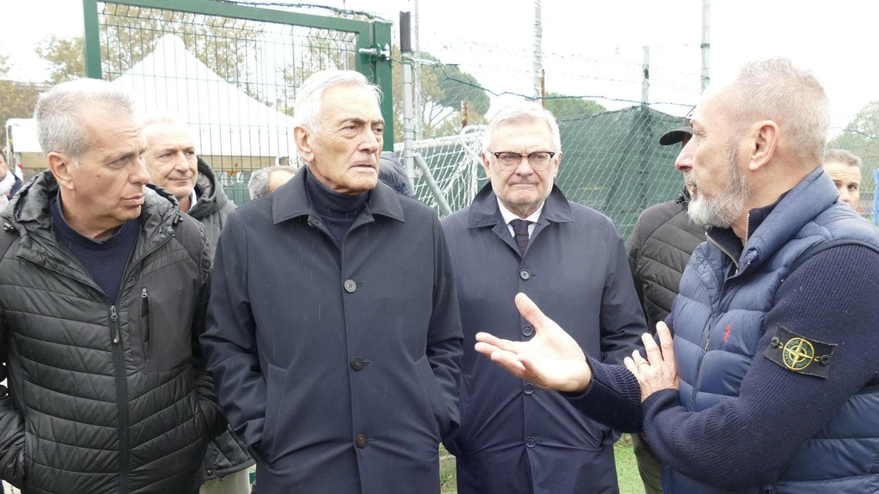 Massimo Taiti con il presidente nazionale Figc Gravina e quello regionale Mangini al campo del Prato nord