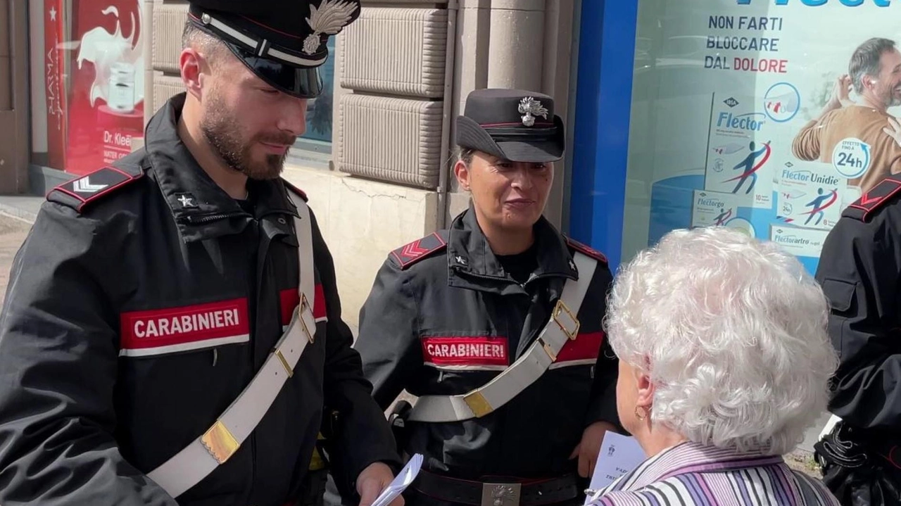 Truffa dei finti carabinieri: anziana di Torre del Lago vittima di inganno. Malviventi chiedono soldi per finto incidente, smascherati ma non sempre scoperti. Pensionata nel centro città derubata di 30mila euro.