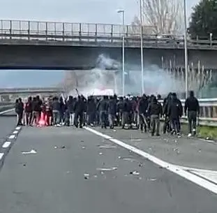 Violento scontro tra i tifosi sull’A12. Scattano un arresto e tre denunce