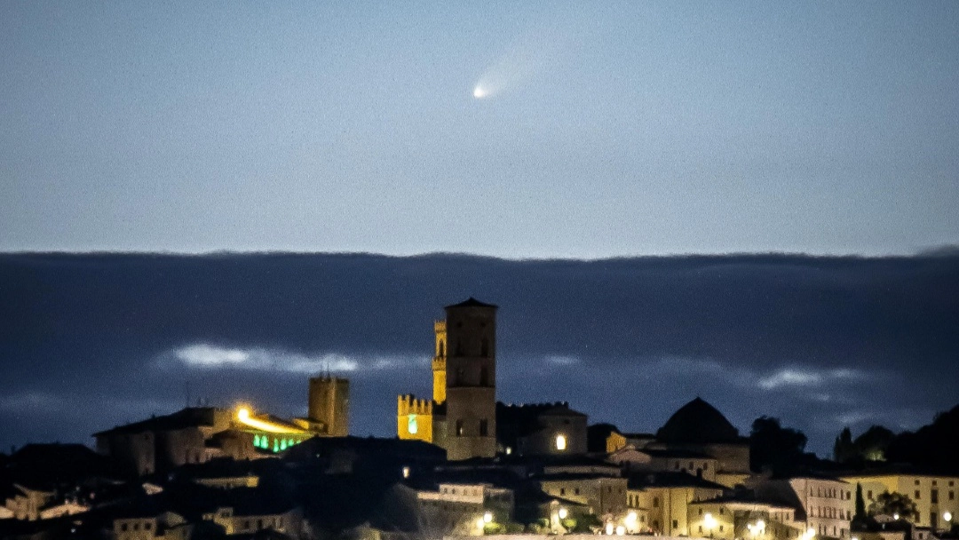 La cometa del secolo sulla Toscana: la foto di Fabio Longaron da Volterra 