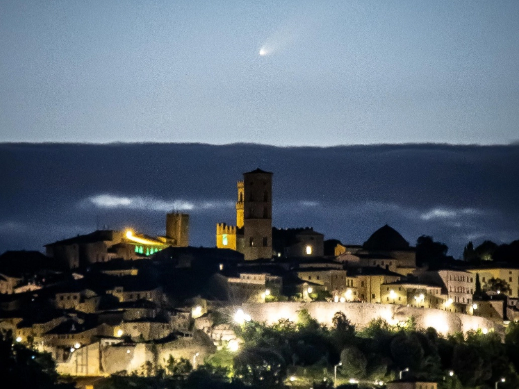 La cometa del secolo sulla Toscana: la foto di Fabio Longaron da Volterra 