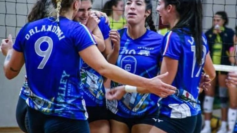 Le ragazze dell’Upc volley festeggiano sotto rete una bella vittoria