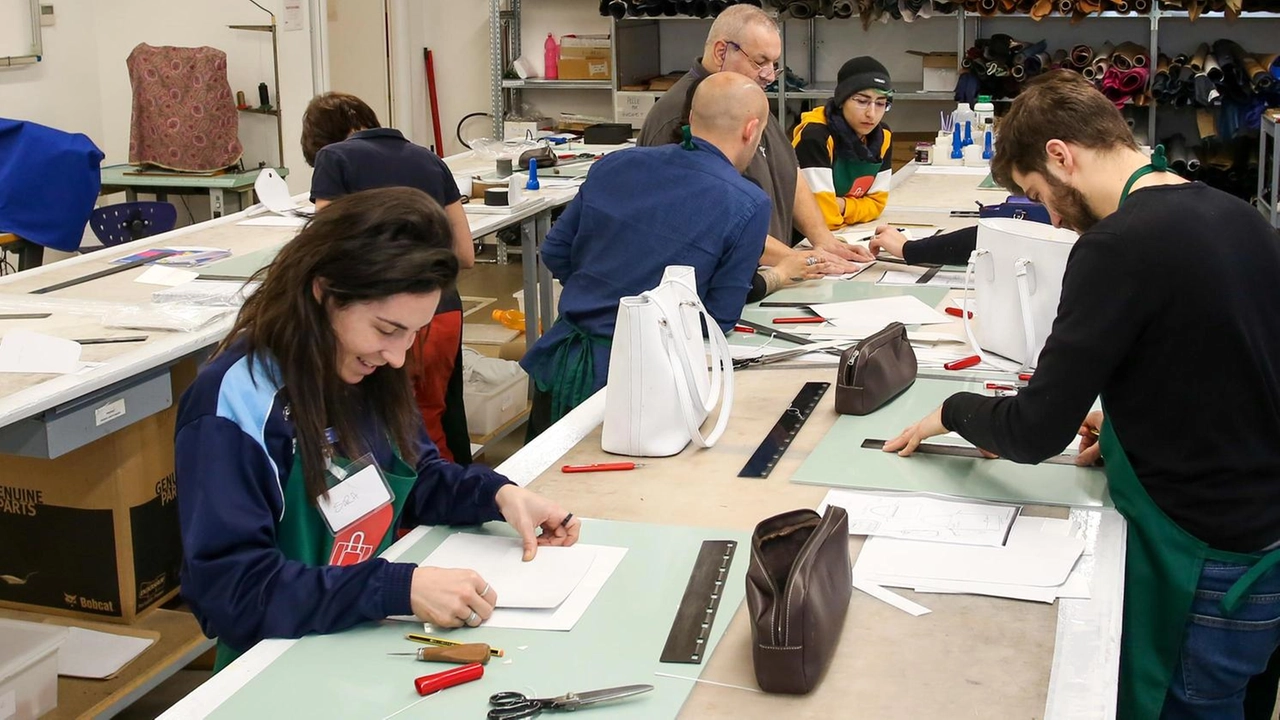 Nell’immagine d’archivio l’alta scuola di pelletteria toscana con gli studenti impegnati in un laboratorio