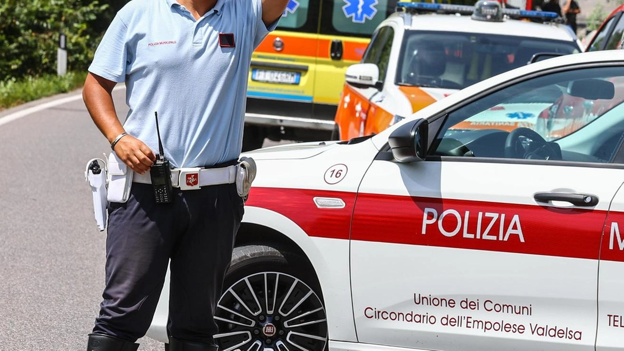 Una turista affitta un appartamento a Carrara e si lamenta del rumore delle auto che sfrecciano di notte in via Genova, disturbando il sonno della famiglia. Le autorità locali sembrano non intervenire nonostante le segnalazioni.