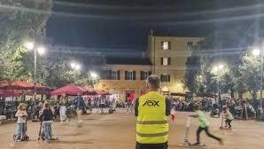 Gli steward in piazza La Pera