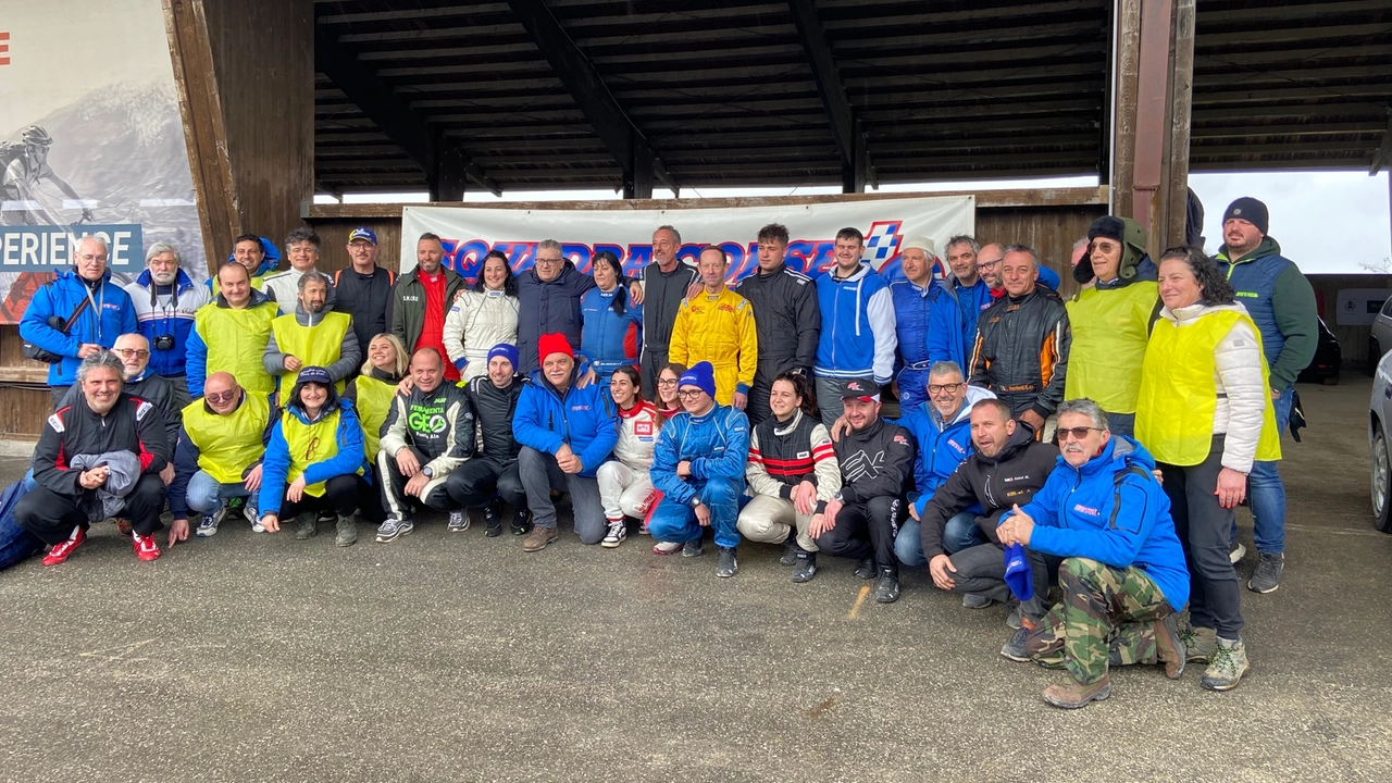 Foto di gruppo della scuderia