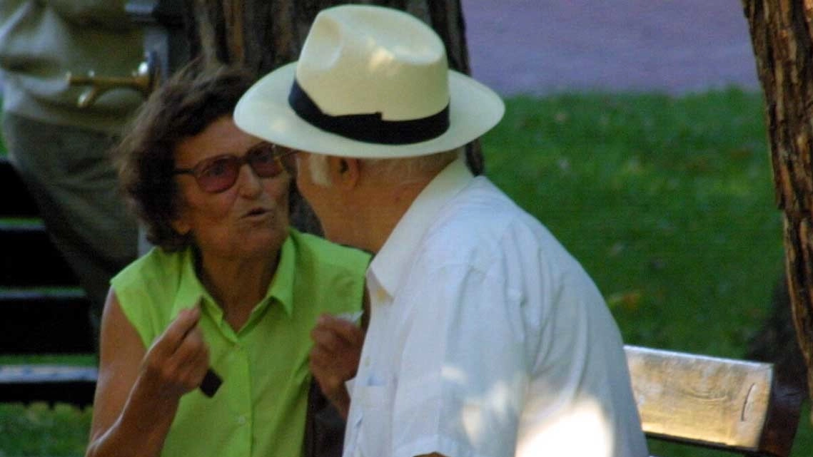 Due anziani parlano su una panchina (foto d’archivio)