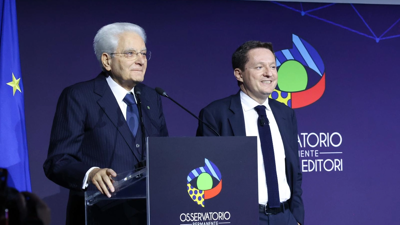 Il presidente della Repubblica Sergio Mattarella con il presidente dell'Osservatorio Permanente Giovani Editori Andrea Ceccherini