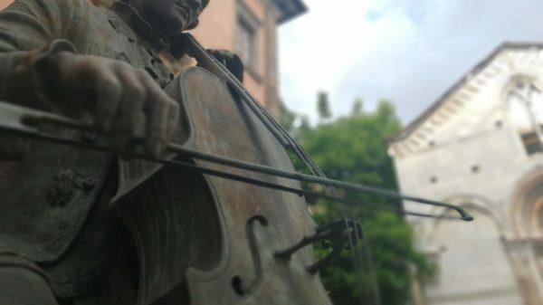 Il concerto di "Musica Maestri" chiude l'Open Gold 2024 a Lucca, con un trio di docenti del Conservatorio "Boccherini". Programma dedicato a compositori Ottocento e Novecento. Ingresso libero.