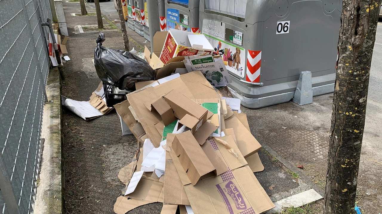 I cassonetti. stracolmi in centro: citttadini. incivili e Nausicaa inefficiente