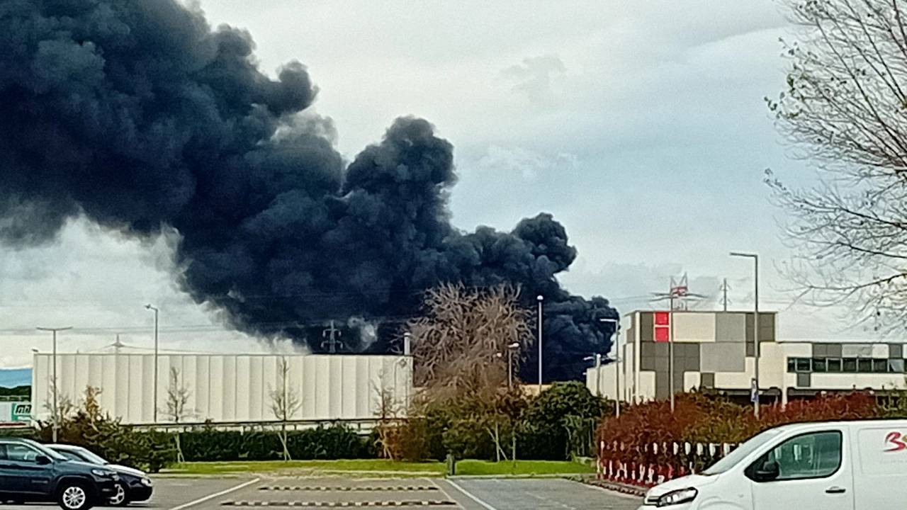 Il fumo nero divampato in seguito alla esplosione nello stabilimento a Calenzano