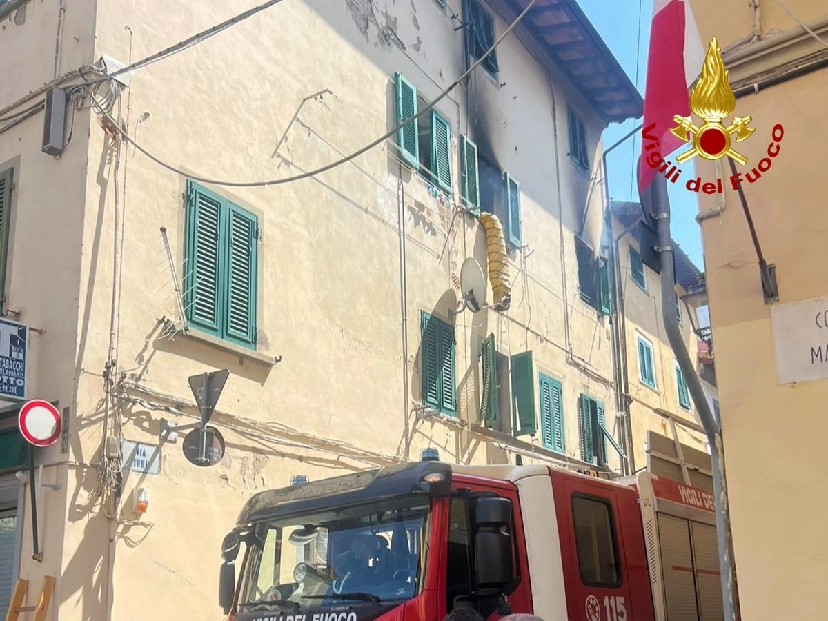 Paura nell'edificio, evacuata una famiglia (Foto vigili del fuoco)