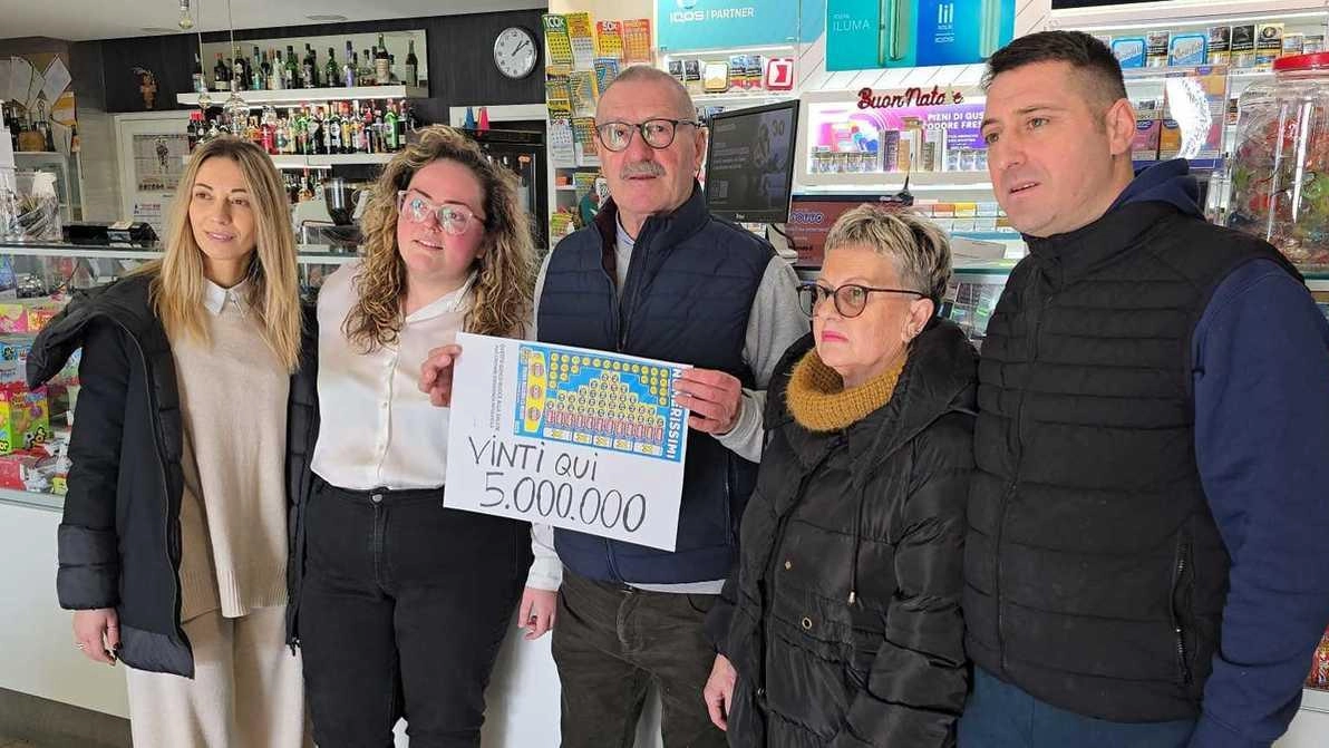 I titolari e il personale del bar Rocchi di Santa Maria degli Angeli annunciano la clamorosa vincita