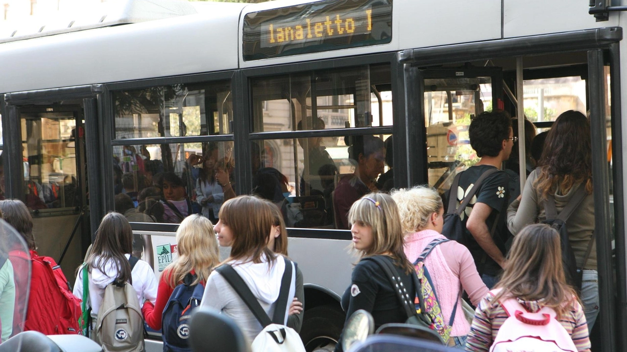 Un autobus impegnato in una delle linee urbane della città. Venerdì un giovane ha minacciato autista e passeggeri (foto d’archivio)