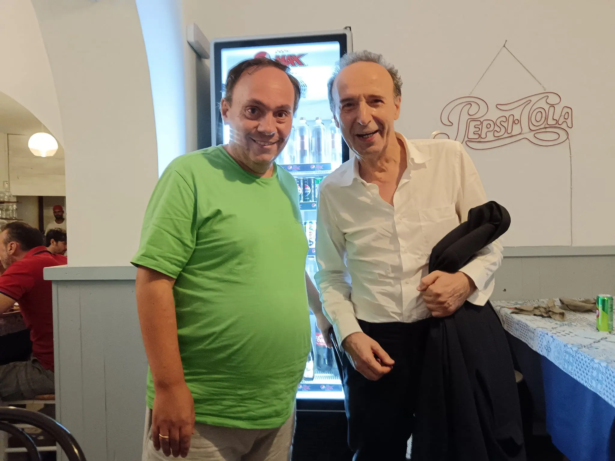 Roberto Benigni e don Sergio, incontro “pratese” in riva all’Adriatico