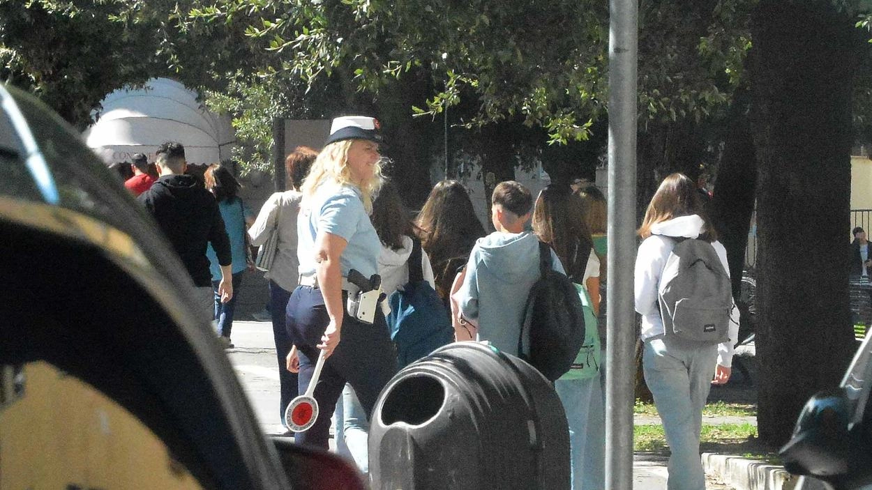 Un’attività di vigilanza utile per agevolare l’ingresso e l’uscita degli alunni dalla scuola in accordo e sotto il coordinamento della Polizia Municipale