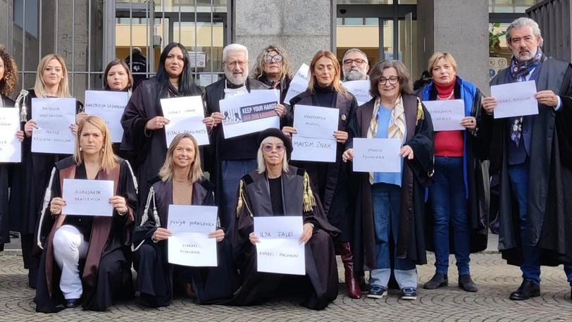 Il flash mob degli avvocati ieri di fronte al tribunale. Un modo per sensibilizzare l’opinione pubblica sui tanti legali perseguitati in diverse parti del mondo