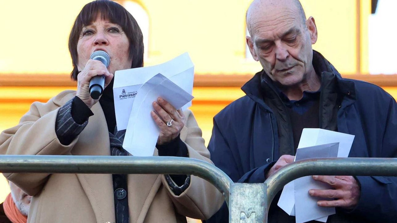 La presidente delle giurie Franca Dini sul palco con l’assessore Andrea Cosci