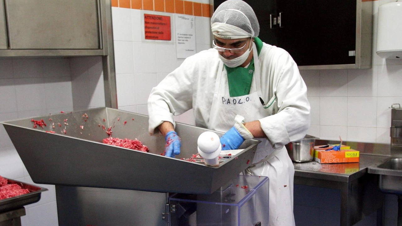 Lavoratrice prepara pasti in un centro (archivio)