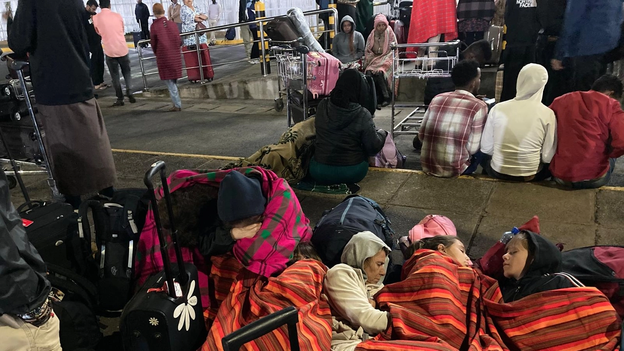 Nella foto di Marta Bartalini, turisti accampati fuori dall’aeroporto di Nairobi