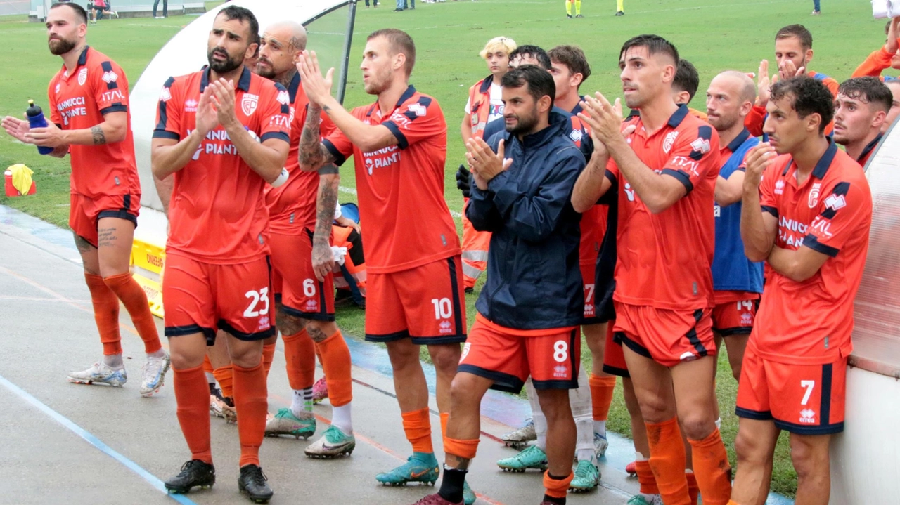 I giocatori della Pistoiese applaudono i tifosi accorsi a Fiorenzuola d’Arda per l’esordio in campionato