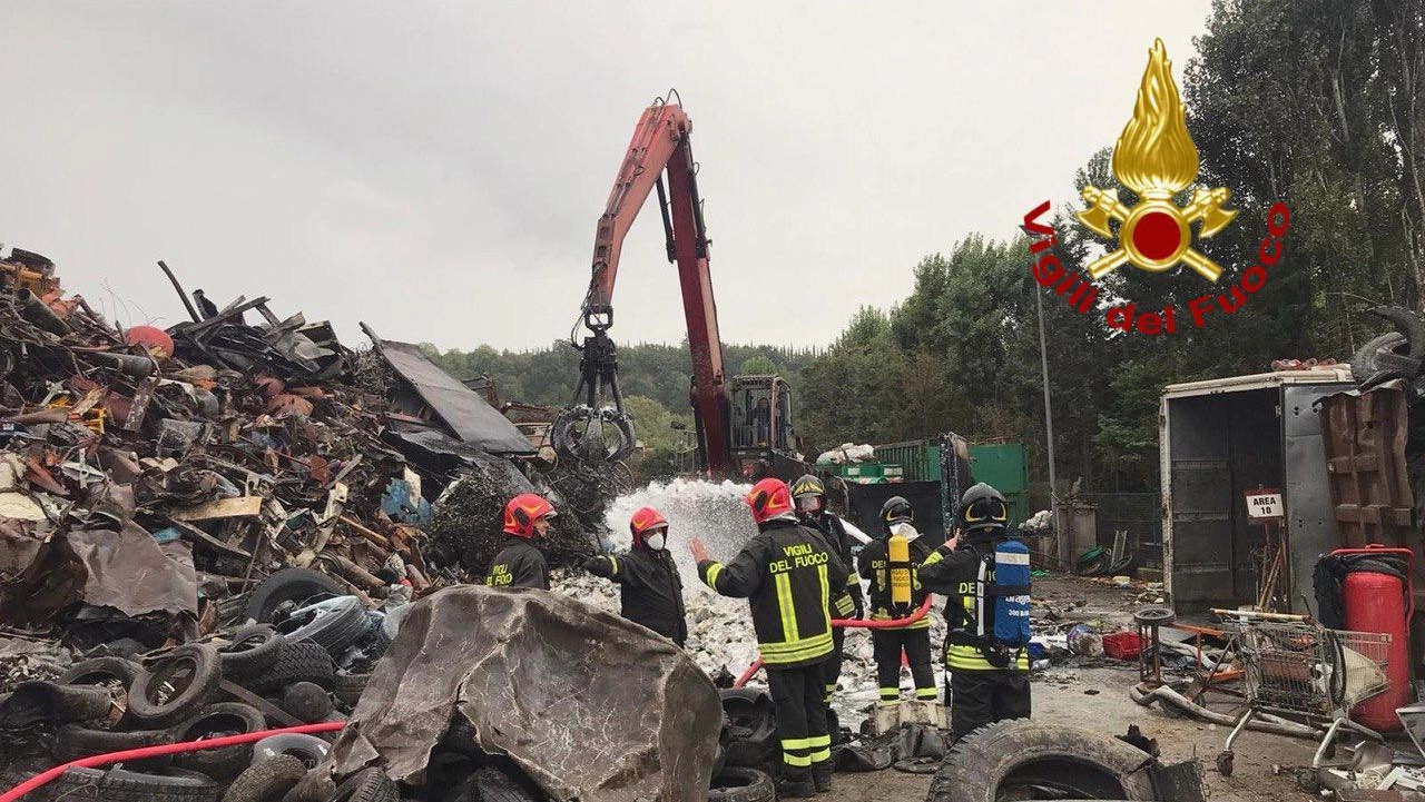 I vigili del fuoco impegnati a spegnere l'incendio a Deruta