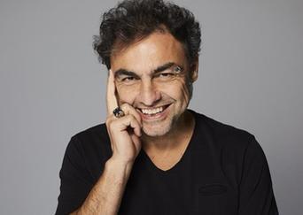 https://www.lanazione.it/image-service/view/acePublic/alias/contentid/NzFhY2ViYjYtNWNjZS00/0/al-manzoni-marco-ligabue-acustico-in-due.jpeg