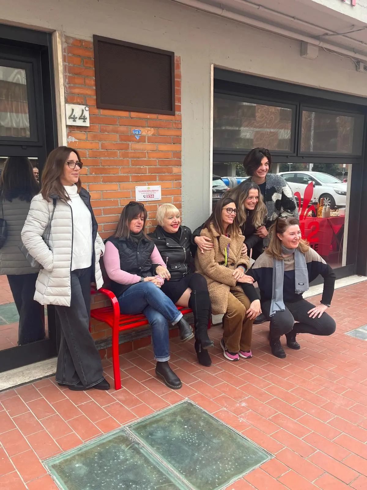 Firenze, i tassisti inaugurano una panchina rossa contro la violenza sulle donne