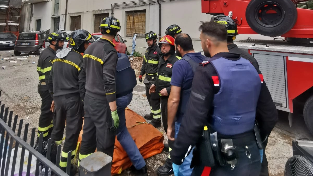 Un momento dell'arrivo delle forze dell'ordine