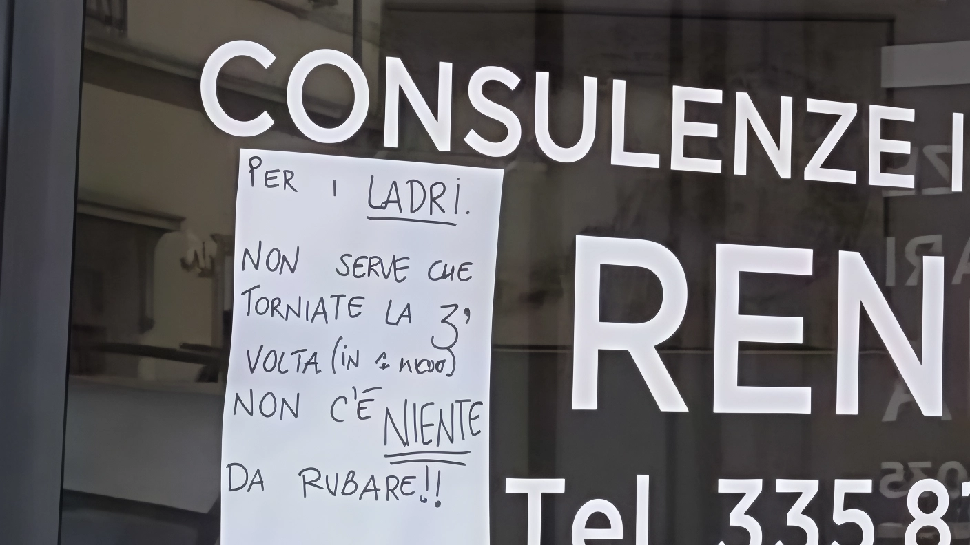 Tre furti in altrettante settimane. Alla fine rubano i detersivi. E il proprietario mette un cartello