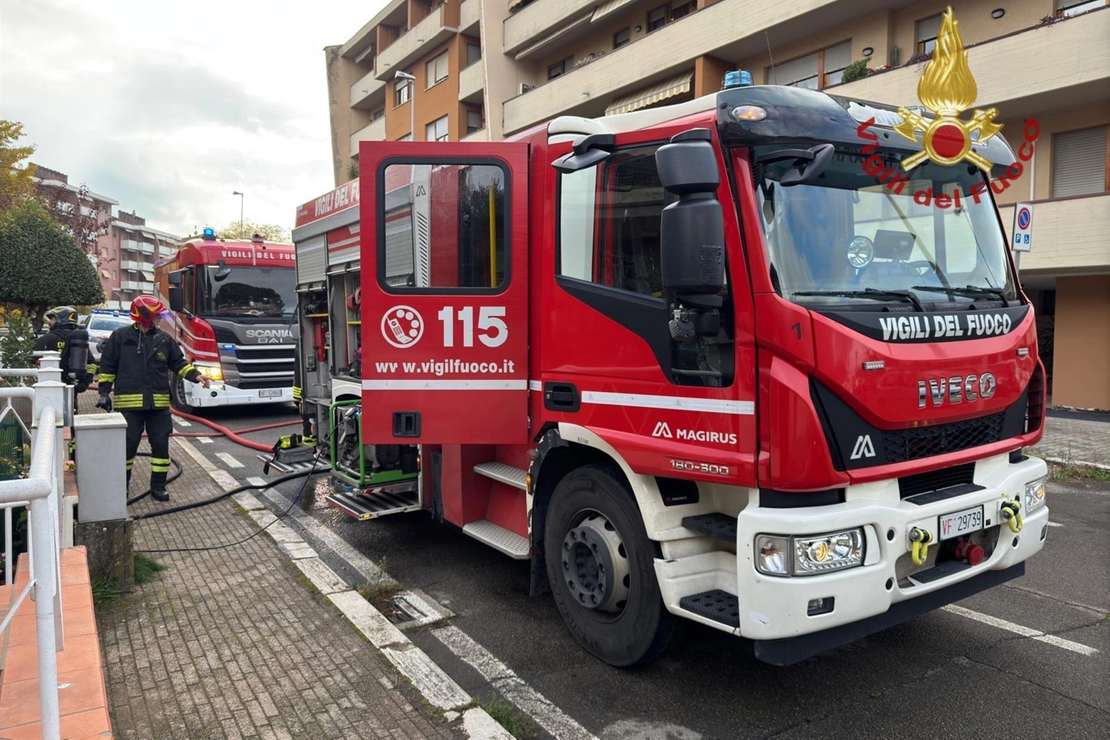 L'intervento dei vigili del fuoco in via Montale