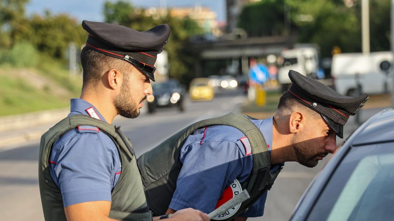 Un carabiniere fuori servizio ha individuato una coppia e un uomo evaso con un'auto rubata. Denunciati per vari reati, tra cui ricettazione e evasione, sono stati trovati in possesso di documenti rubati e chiavi alterate. Ulteriori indagini hanno portato al recupero di un altro veicolo rubato. Restituiti i mezzi ai legittimi proprietari, attesa la valutazione delle responsabilità.