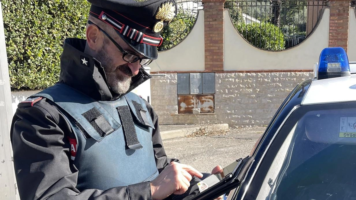 Trovato dai carabinieri con due coltelli. Scatta la denuncia