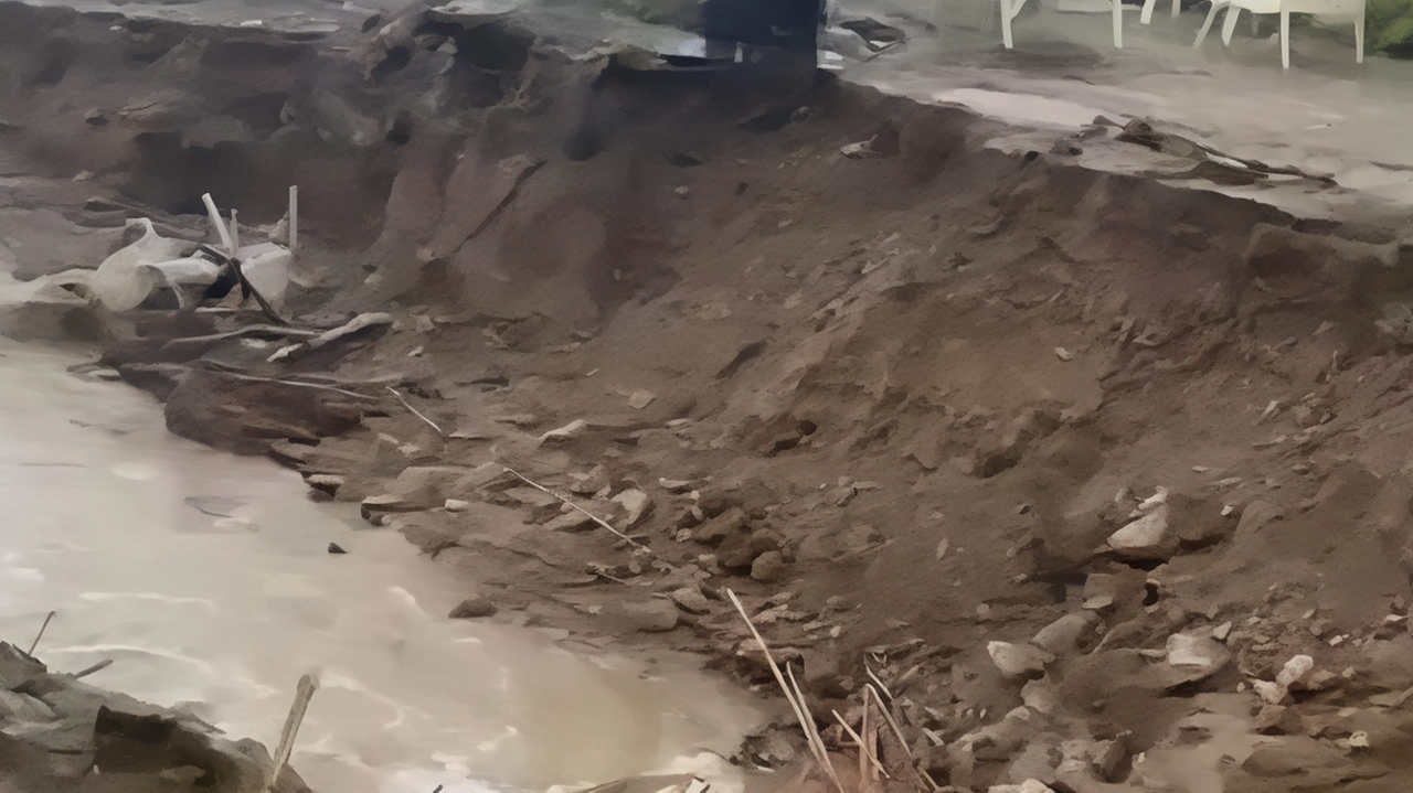 Maltempo causa danni a Monte Argentario: frane, muri crollati e smottamenti. Hotel il Pellicano colpito da masso, spiaggia delle Cannelle gravemente danneggiata. Interventi in corso per ripristino.