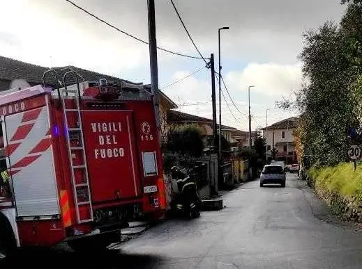 Tre tir bloccati a Ponte all’Abate. Danneggiata anche la rete del gas. Caos e proteste per il pericolo