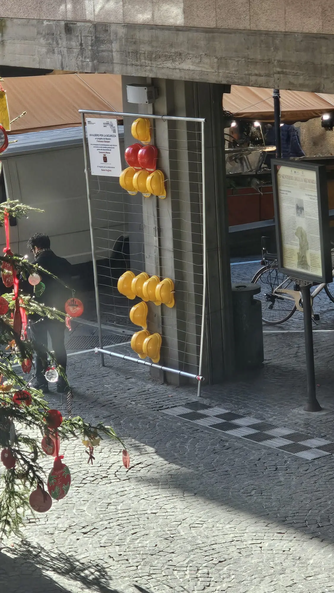 Albero della sicurezza di Massa. Vandali rubano i caschi