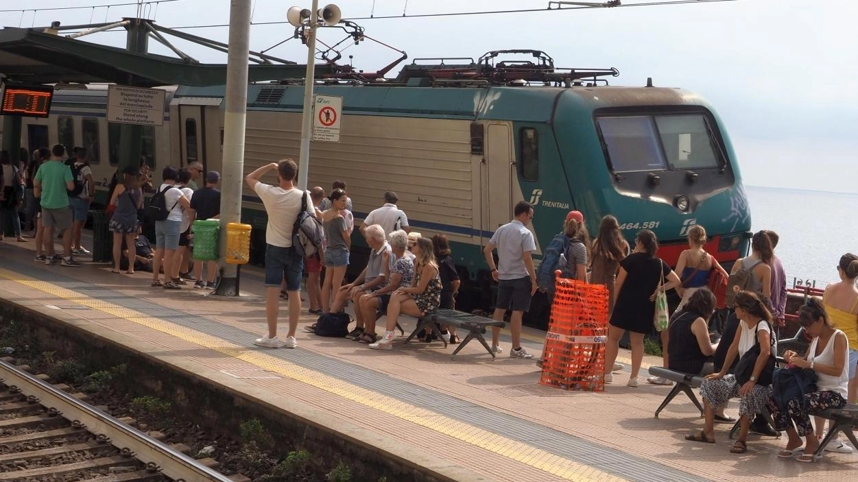 Turisti e pendolari in attesa del treno alla stazione. Il sindaco di Levanto ha scritto all’assessore regionale ai Trasporti (. foto d’archivio