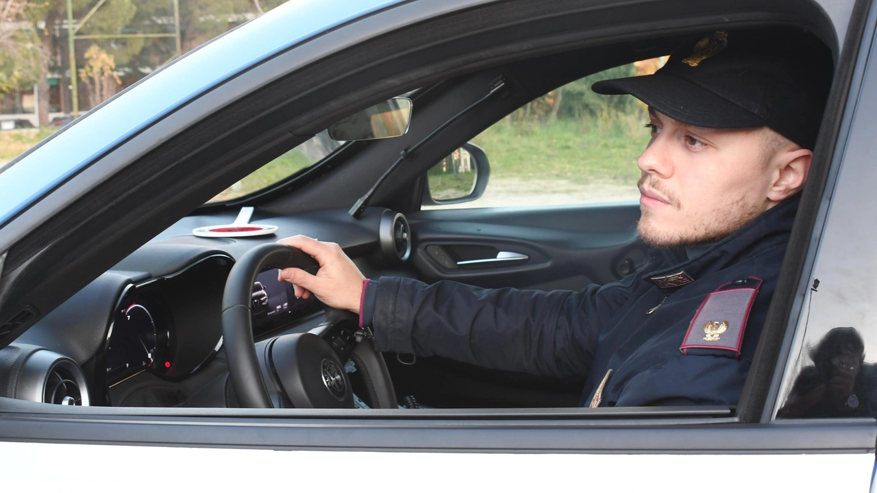 Prima lo ha pestato, poi minacciato con una motosega. È successo in un’abitazione di Perugia dove gli agenti della squadra...