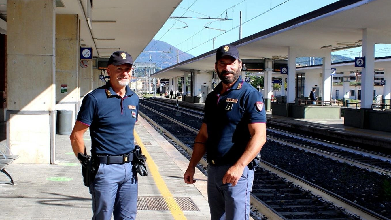 Tragedia a Rapolano: uomo muore sotto il treno, possibile gesto volontario. Evacuati passeggeri, attivato piano di protezione civile. Indagini in corso.