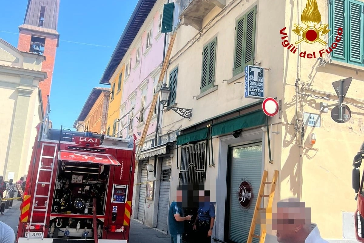 I vigili del fuoco sul luogo dell'incendio in via Turi, a Santa Croce sull'Arno