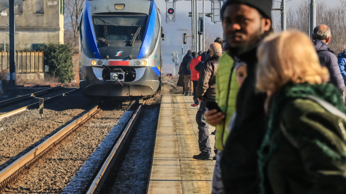 I pendolari della tratta ferroviaria Faentina; domenica è in programma una manifestazione per chiedere una ferrovia che funzioni meglio (FotoGermogli)